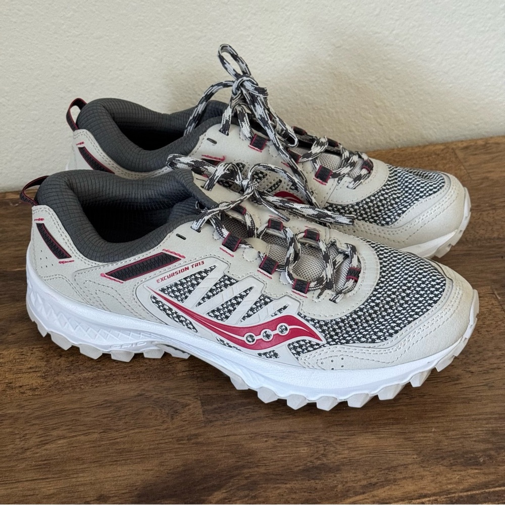Saucony Excursion TR12 in Light Gray and Red